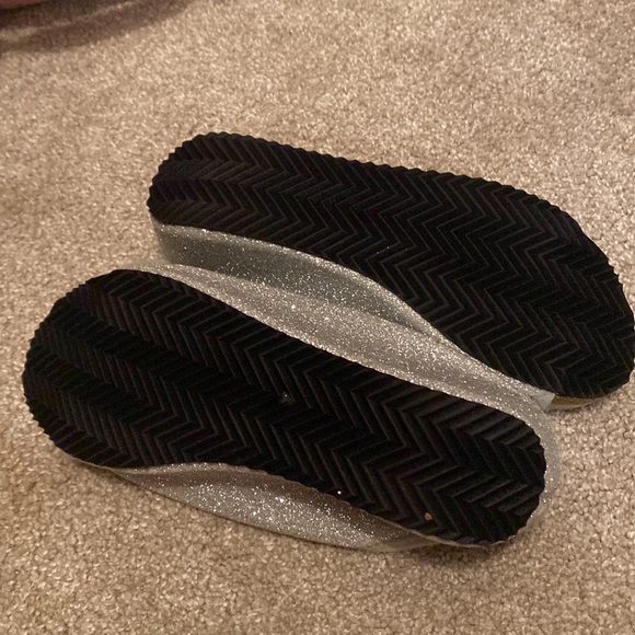 Girls Volatile Slip ons. - Picture 4 of 6